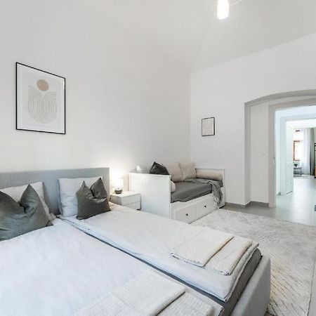 Appartamento Nice Apartman In New Town Praga Esterno foto