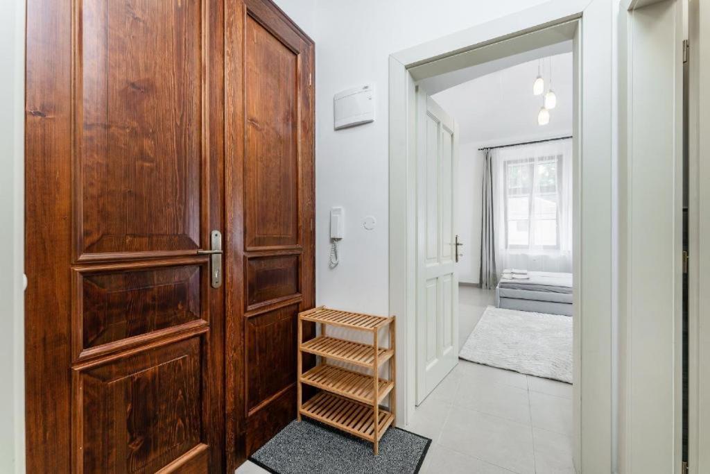 Appartamento Nice Apartman In New Town Praga Esterno foto