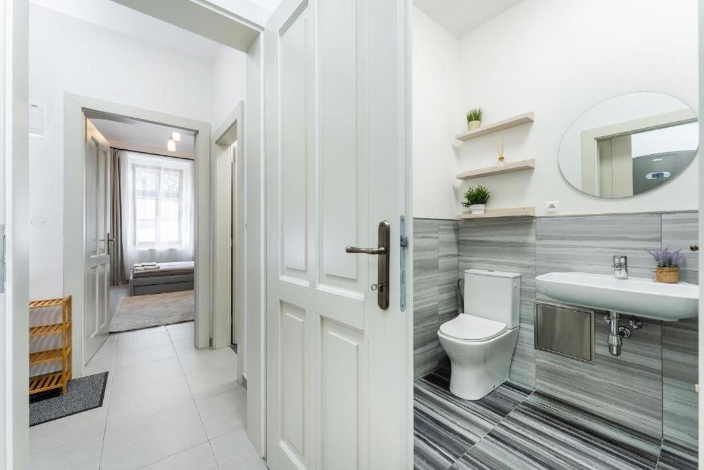 Appartamento Nice Apartman In New Town Praga Esterno foto