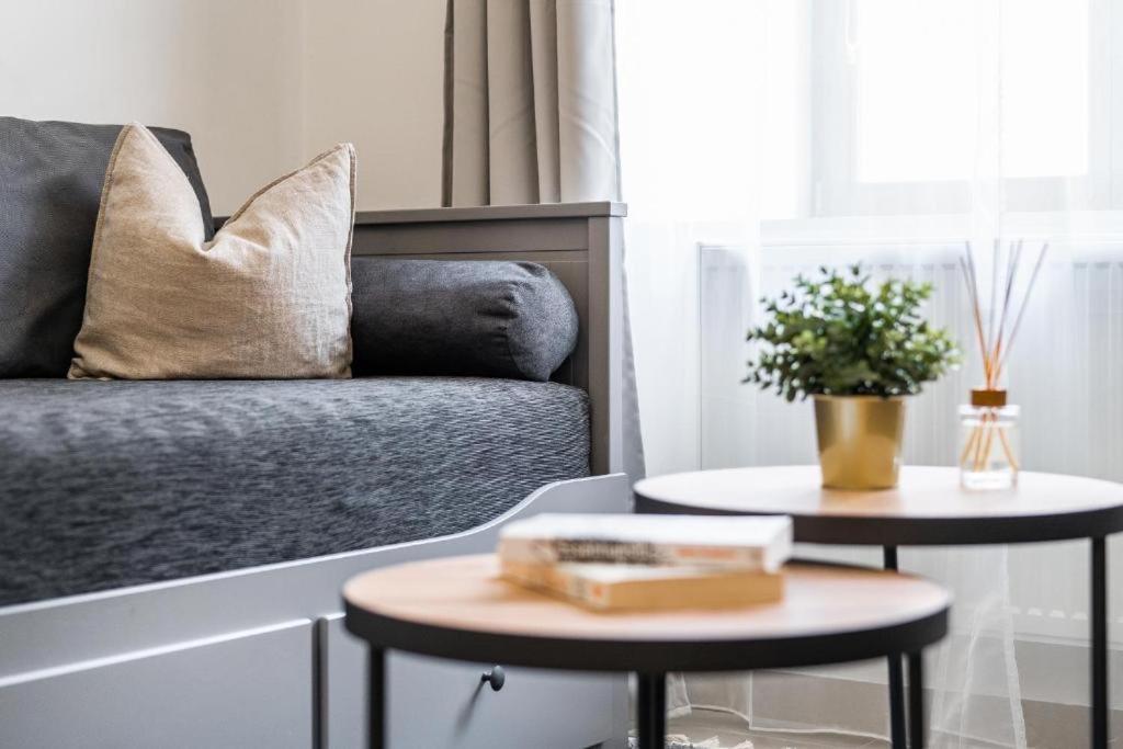 Appartamento Nice Apartman In New Town Praga Esterno foto