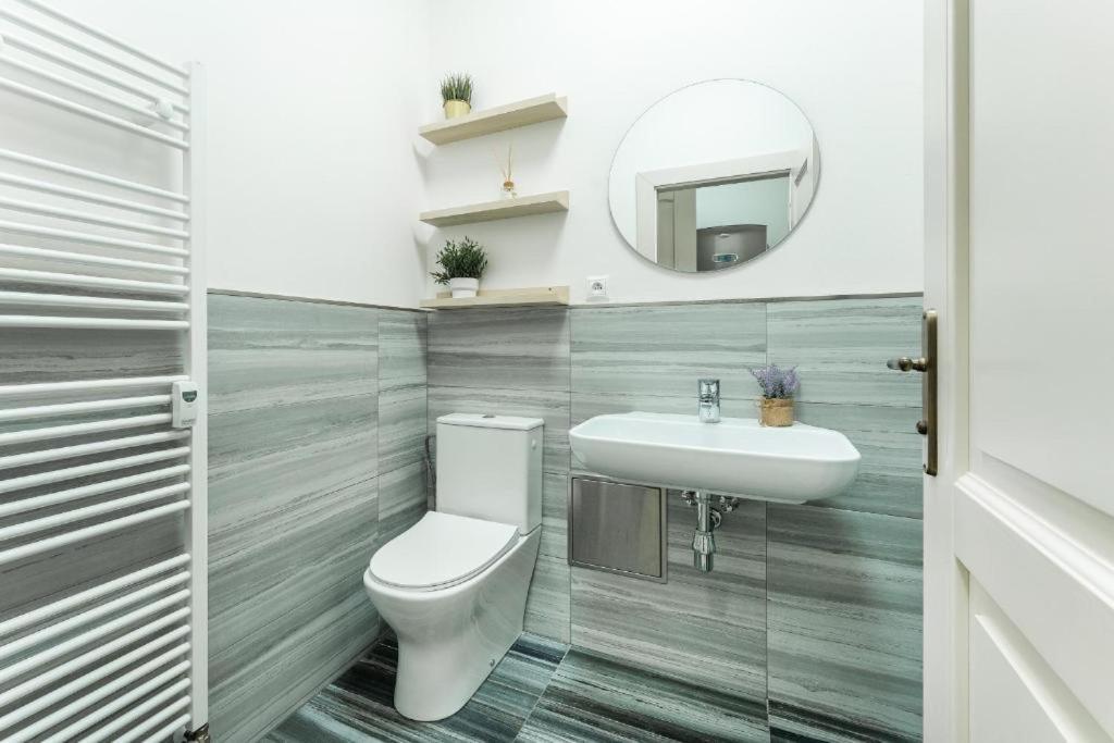 Appartamento Nice Apartman In New Town Praga Esterno foto