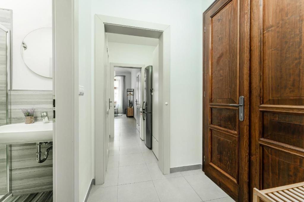 Appartamento Nice Apartman In New Town Praga Esterno foto