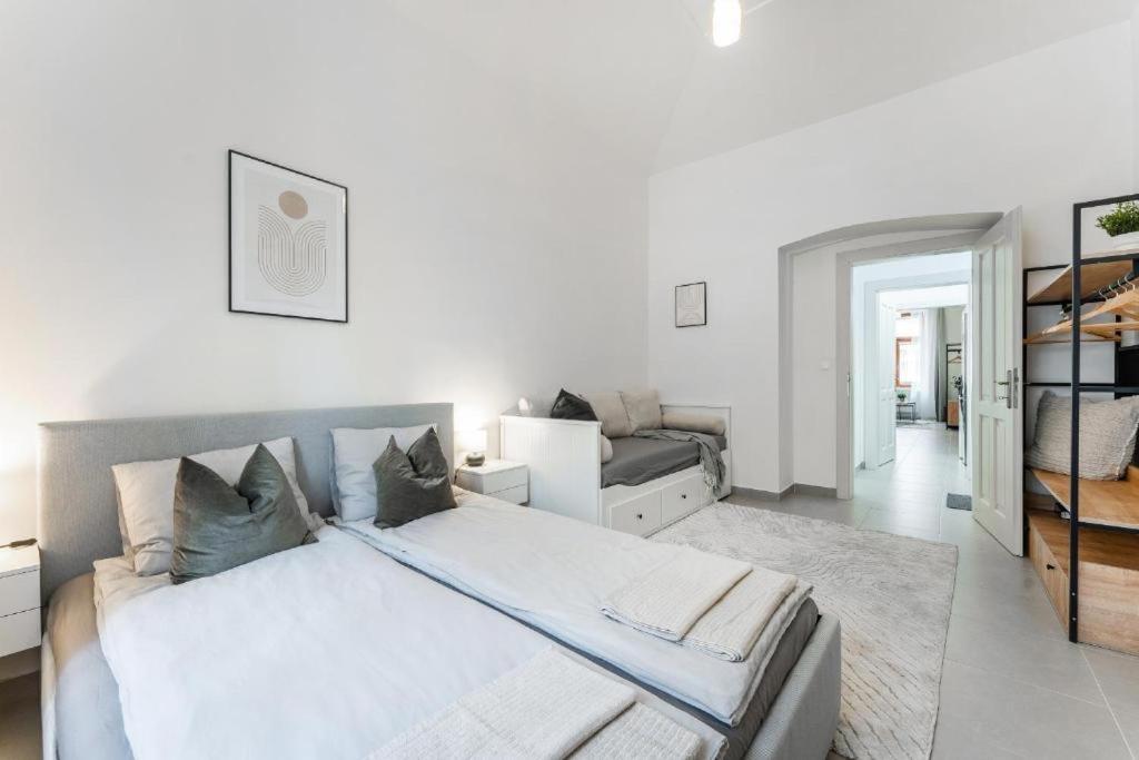 Appartamento Nice Apartman In New Town Praga Esterno foto
